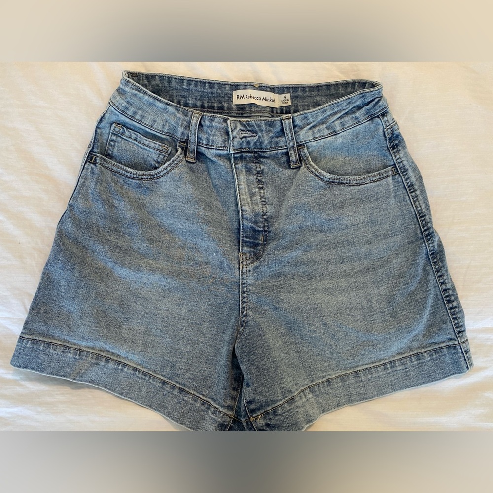 90’s Women’s Light Wash High Rise Denim Jean Shorts Cuffed Hem 4